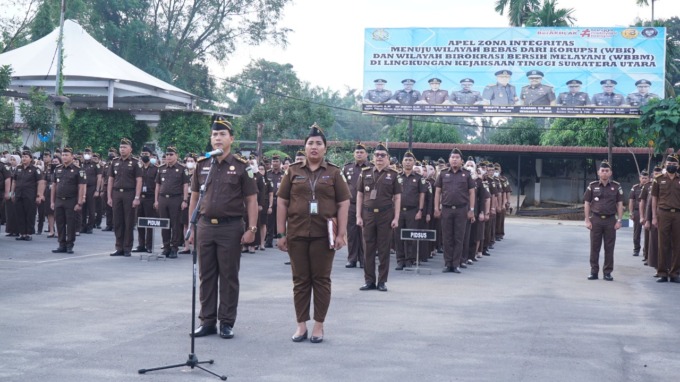 APEL: Seluruh pegawai dan jajaran Kejati Sumut gelar apel tahun 2023 dan tingkat kehadiran, Senin (2/1).  agusman/sumutpos.
