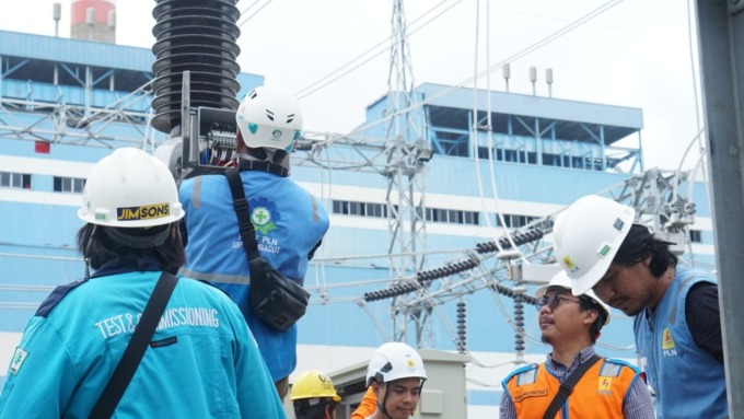 Rekonfigurasi:  Tim PLN UIP Sumbagut saat menyelesaikan pekerjaan rekonfigurasi Gardu Induk (GI) 150 kV Nagan Raya.