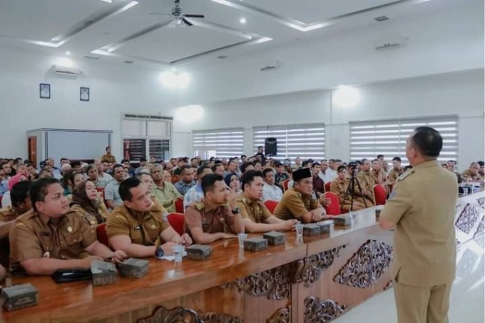 PIMPIN: Bupati Labuhanbatu Erik Adtrada Ritonga, saat memimpin sosialisasi penanganan sampah bagi seluruh kepala lingkungan, lurah, dan camat se-Kecamatan Rantau Utara dan Rantau Selatan di Ruang Data Karya, Selasa (24/1).Fajar/Sumut Pos.