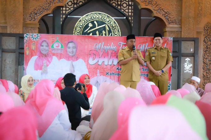 SAMBUTAN: Bupati SerdangBedagai H. Darma Wijaya didampingi Wabup H. Adlin Umar Yusri Tambunan saat berikan sambutan dalam acara majlis taklim dambaan.  Fadly/SUMUT POS .