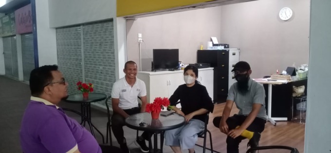 BERBINCANG: Kepala Pasar Titi Kuning, Dedi Fredy Deni (dua dari kiri) dan Pengelola Managemen PT Riski, Ica saat sedang berbincang.tomMy/sumut pos.