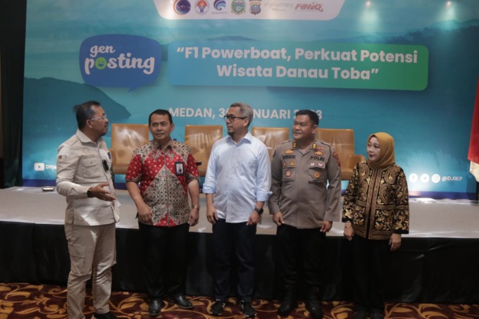 BERBINCANG: Kadis Kominfo Sumut Ilyas Sitorus (kiri) berbincang dengan para narasumber pada Webinar F1H20 di Hotel JW Marriot, Medan, Senin (30/1). bagus/sumutpos.