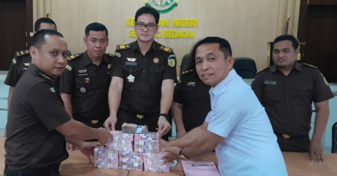 PENYERAHAN: Kasi Intel Kejari Sergai Renhard Harve MH didampingi Kasi Pidsus M Akbar Sirait SH beserta Tim Penyidik saat menyerahkan uang dari pengembalian kerugian negara sebesar Rp515 juta lebih kepada Kadis PUPR Sergai Johan Sinaga untuk selanjutnya di