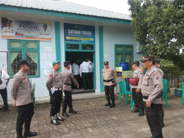 AMANKAN: Personel Kepolisian Polres Tebingtinggi mengawal pelaksanaan pelantikan Kepling di Kantor Camat Tebingtinggi Kota. SOPIAN/SUMUT POS.