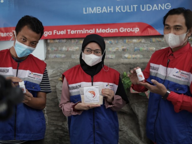 PENGHARGAAN: Karyawan Pertamina Sumbagut menunjukkan hasil daur ulang.istimewa.