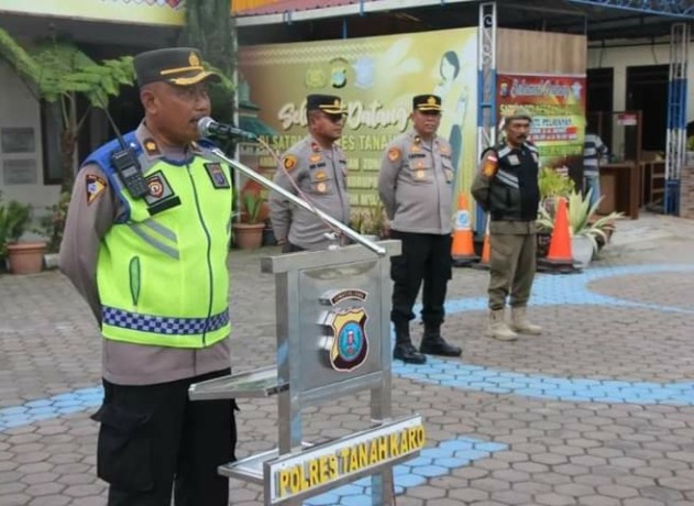 ARAHAN:Kabag Ops Kompol A. Abdullah, SH saat memberikan arahan saat memimpin Apel Persiapan di Mapolres Tanah Karo, Sabtu (7/1).