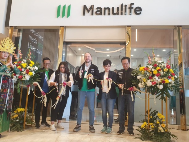 RESMI: Manajemen Manulife Indonesia saat meresmikan kantor baru di Medan, Senin (9/1).
