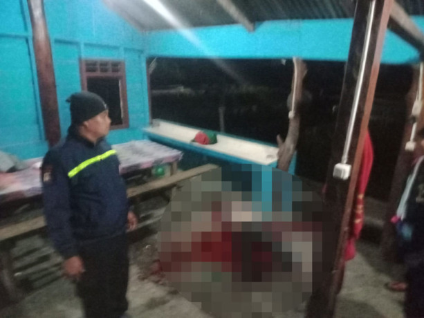 TEWAS: Jasad Marudut Nainggolan bersimbah darah setelah dibunuh pemilik kolam pancing di Desa Sitinjo, Kecematan Sitinjo, Kabupaten Dairi, Sabtu (21/1) dinihari. (IST)