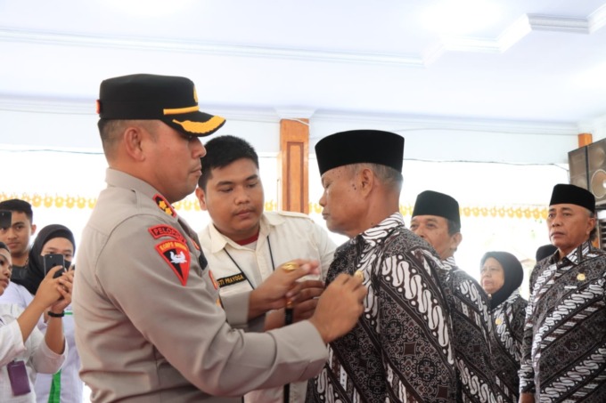 KUKUHKAN: Kapolres Binjai, AKBP Hendrick Situmorang mengukuhkan Kompol (P) Kajiman Sihotang sebagai Ketua Persatuan Purnawirawan Polri di Pendopo Umar Baki.