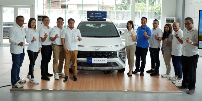 FOTO: Manajemen HMID berfoto bersama di samping Hyundai Stargazer Surabaya.