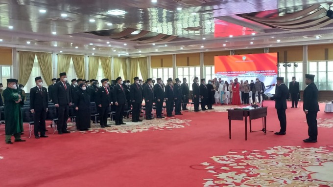 LANTIK: Gubernur Sumut, Edy Rahmayadi melantik eselon II dan III di lingkungan Pemprov Sumut di Aula Tengku Rizal Nurdin, Kota Medan.(BAGUS SYAHPUTRA/SUMUT POS