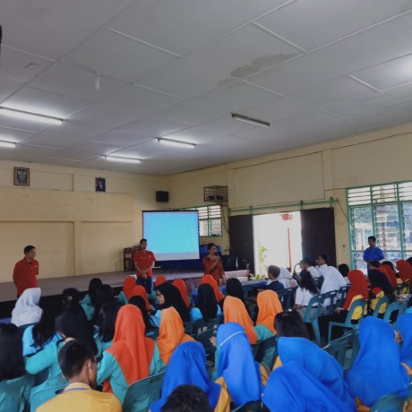 Kegiatan CSR Indomie di salah satu sekolah penerima bantuan berupa fasilitas sekolah.