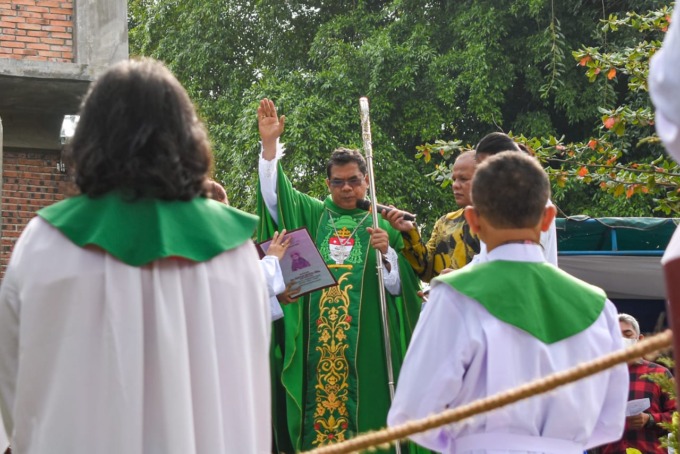 RESMI: Uskup Agung Medan, Mgr Kornelius Sipayung OFM Cap saat meresmikan Taman Iman Laudato Si di Gereja Katolik Stasi Santo Yosef Gedung Johor, Minggu (15/1/2023).