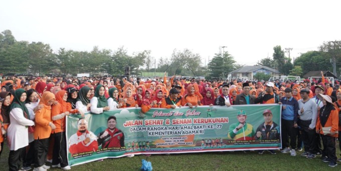 Seribuan peserta mengikuti acara jalan sehat dan senam kerukunan HAB ke 77, di Lapangan Sejati Medan, Sabtu (14/1).