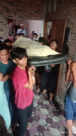 DIBAWA: Jenazah GS ketika dibawa dari TKP. (IST)