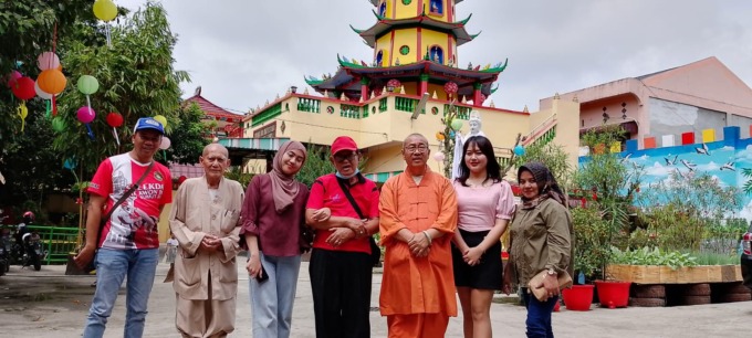 KEBERAGAMAN: Suhu Darma Surya saat melaksanakan perayaan Imlek di Vihara Avalokitesvara Sun See Temple Kota Tebingtinggi bersama masyarakat. (IST)