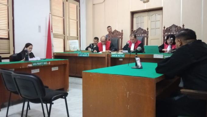 Majelis hakim membacakan putusan terhadap Toni Tan, terdakwa kasus penipuan secara virtual, Kamis (26/1).Agusman/Sumut Pos