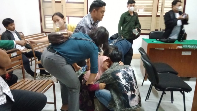 Istri terdakwa Muslim, menangis histeris diruangan sidang.Agusman/Sumut Pos