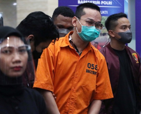 Polri saat menunjukkan barang bukti dan tersangka terkait judi online dan atau penyebaran berita bohong melalui aplikasi Trading Binomo di Bareskrim Mabes Polri, Jakarta, Jumat (25/3/2022). Dalam Kasus ini Bareskrim Mabes Polri menetapkan tersangka Indra