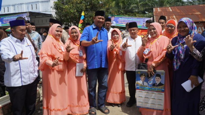 BERSAMA: Plt Bupati Langkat Syah Afandin, diabadikan bersama masyarakat saat menghadiri acara peletakan batu pertama pembangunan Masjid Raya di Desa Naman Jahe, Kecamatan Salapian, Kabupaten Langkat.Sahrul/SUmut Pos.