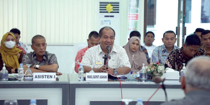 TERIMA:  Wabup Asahan Taufik Zainal Abidin S, Sos, M Si menerima kunjungan kerja Komisi E DPRD Sumut di Aula Melati Kantor Bupati Asahan, Kamis (26/1).