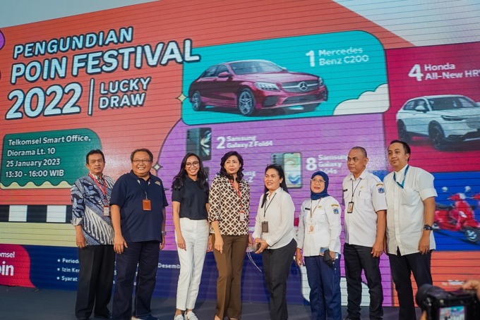 Vice President Postpaid Consumer, International Roaming and Interconnect Telkomsel Bernadus Wahyu Wijayanto (dua kiri) dan General Manager Loyalty and Device Partnership Management Telkomsel Lolyta Sihite (tiga kiri) bersama perwakilan Kementerian Sosial