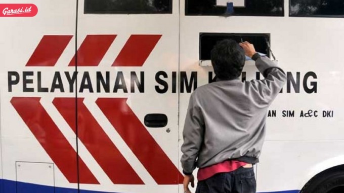 URUS SIM: Seorang warga mengurus perpanjangan SIM di mobil pelayanan SIM keliling.istimewa/sumutpos.