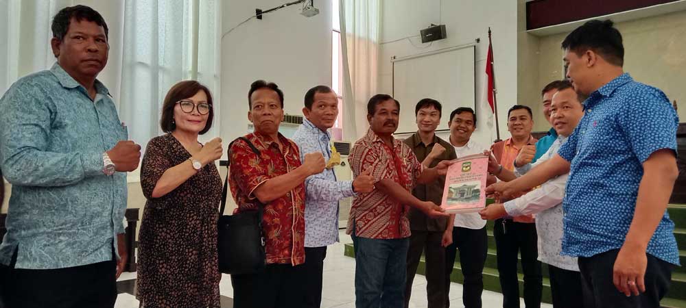 SERAHKAN: Penyerahan Surat Keputusan Hak Angket oleh Pimpinan DPRD Pematangsiantar kepada Panitia Hak Angket, Senin (30/1).ra Evasi Haloho/Sumut Pos.