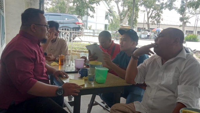 BAHAS: Beberapa pengurus Karang Taruna tingkat kecamatan se-Kota Tebingtinggi, saat membahas perpanjangan SK yang dikeluarkan Plt Ketua Karang Taruna Provinsi Sumut.