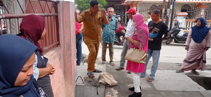 KELUHAN: Warga Lingkungan 9, Kelurahan Bantan, Kecamatan Medan Tembung, saat mengeluhkan kondisi proyek pengerjaan drainase kepada Staf UPT Wilayah Timur Dinas PU Kota Medan, Darwin Effendi, Selasa (3/1).