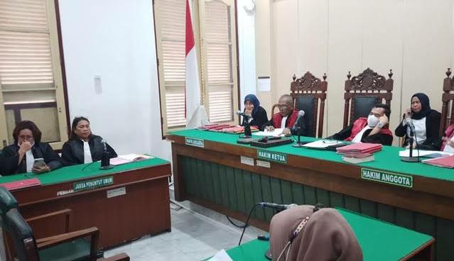 PUTUSAN: Majelis Hakim membacakan putusan terhadap kedua terdakwa kasus kurir sabu-sabu secara virtual di Ruang Cakra 7 Pengadilan Negeri Medan, Selasa (3/1).Agusman/Sumut Pos.