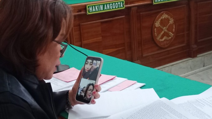 BACAKAN: JPU membacakan tuntutan terhadap kelima terdakwa kurir sabu-sabu dan ekstasi secara virtual, Rabu (4/1).Agusman/Sumut Pos.