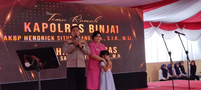Kapolres Binjai, AKBP Hendrick Situmorang didampingi istri, saat perkenalan diri dalam temu ramah
