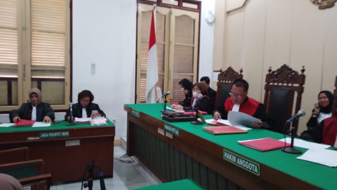 DAKWAAN: JPU membacakan dakwaan terhadap Rudi Simamora, terdakwa kasus dugaan penistaan agama secara virtual, Selasa (10/1).