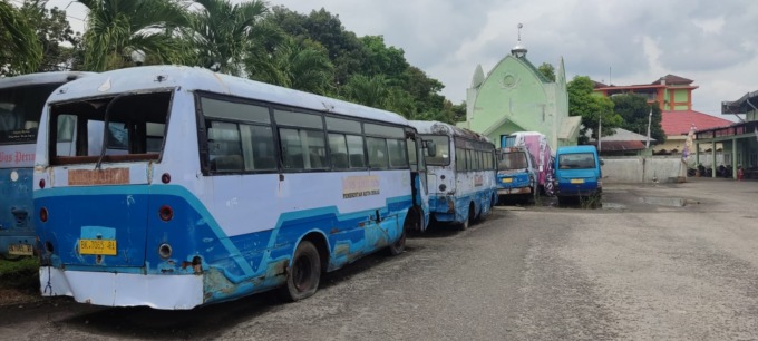 Bus Perintis yang dikandangkan di pelataran GOR Binjai, Jalan Jambi, Kelurahan Rambung Barat, Binjai Selatan. (Teddy Akbari/Sumut Pos)