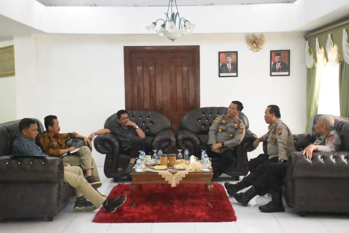 TERIMA: Pj Wali Kota Tebingtinggi Muhammad Dimiyathi menerima kunjungan Waka Polres Tebingtinggi Kompol Asrul Robert Sembiring.