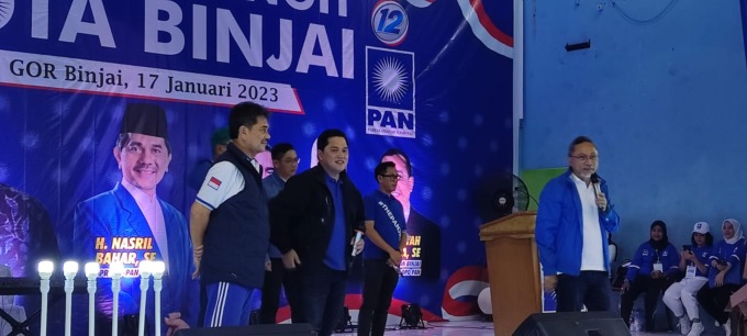 Ketum DPP PAN, Zulkifli Hasan saat menunjukkan kepada masyarakat bahwa Erick Thohir akan jadi Capres 2024.Teddy Akbari.