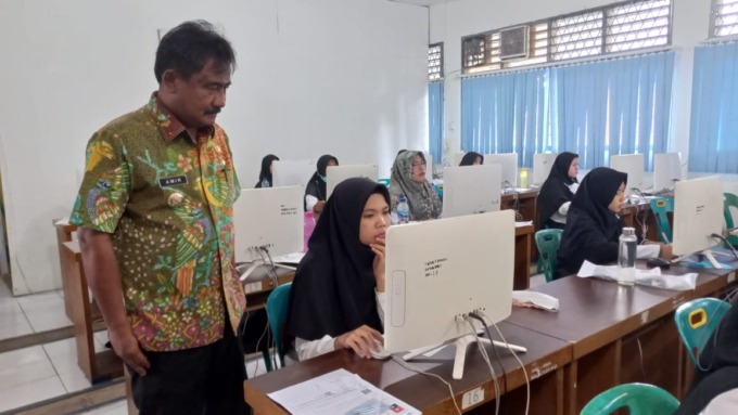 TINJAU: Wali Kota Binjai, Amir Hamzah saat meninjau pelaksanaan ujian PPPK Guru.