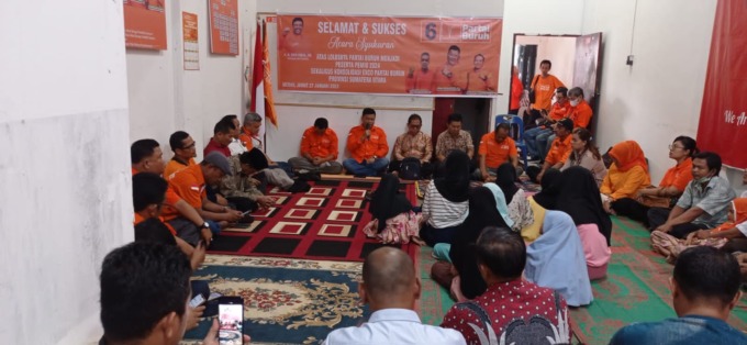 SYUKURAN: Ketua Exco Partai Buruh, Willy Agus Utomo SH saat menggelar acara syukuran kelolosan Partai Buruh pada Pemilu 2024, di Kantor Partai Buruh Sumut, Jalan Bajak II Medan Amplas, Jumat (27/1). Dewi Syahruni Lubis/Sumut Pos