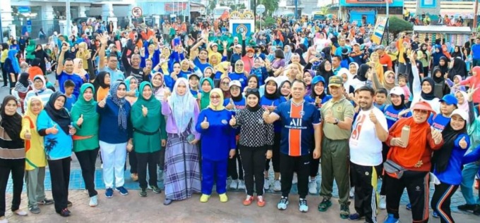 BERSAMA: Peserta Car Free Day gelaran Pemkab Labuhanbatu diabadikan bersama di Bundaran Simpang 6, Rantauprapat, Kecamatan Rantau Utara, Minggu (29/1).Fajar/Sumut Pos.