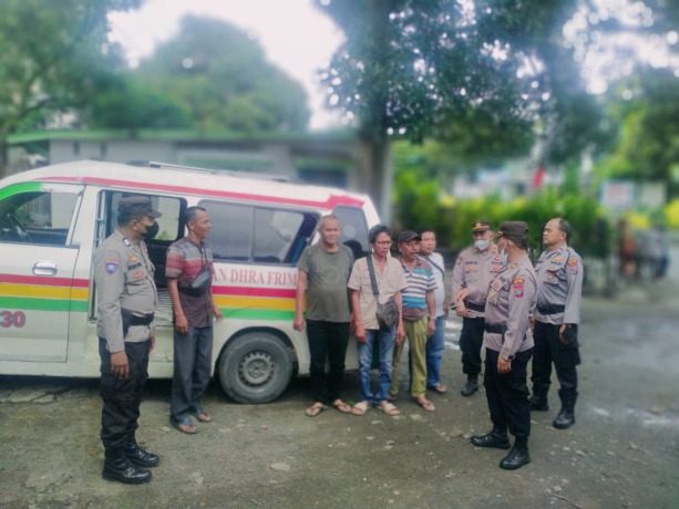 IMBAU: Kasat Binmas Polres Tebingtinggi AKP BSM Tarigan bersama personel jajaran, saat menyampaikan imbauan kepada para sopir angkutan Sandra Prima.Sopian/Sumut Pos.