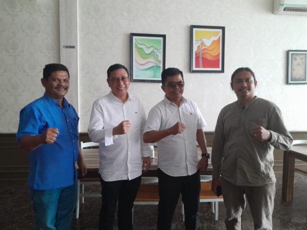 BERSAMA: Coorporate Secretary And Legal PT Angkasa Pura Aviasi, Dedi Al Subur, diabadikan bersama Ketua PWI Deliserdang Bon Situmorang, dan wartawan di Uncle Sam