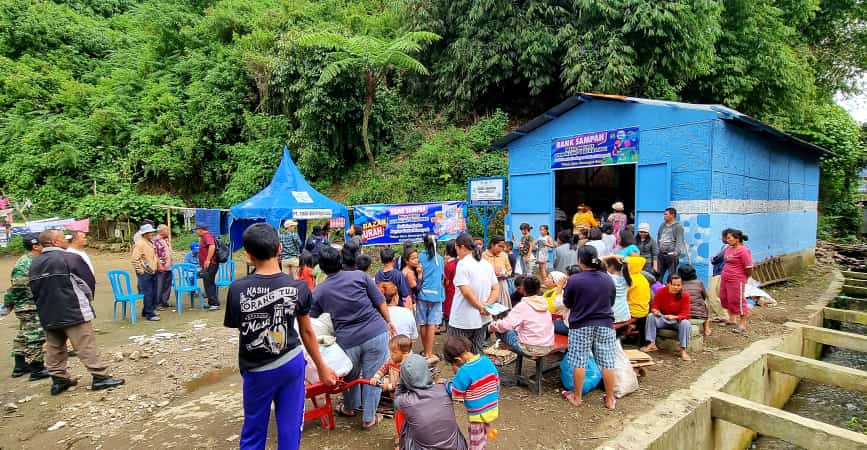 Masyarakat Gundaling I, Berastagi ramai-ramai membeli sembako separuh harga yang dibayar pakai sampah.
