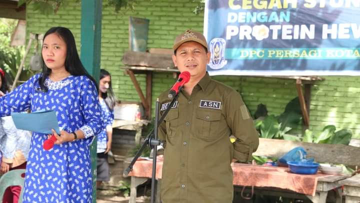 PERINGATI: Camat Padang Hulu Kota Tebingtinggi, Deni Handika saat merayakan hari Gizi Nasional di Kantor Lurah Padang Merbau.