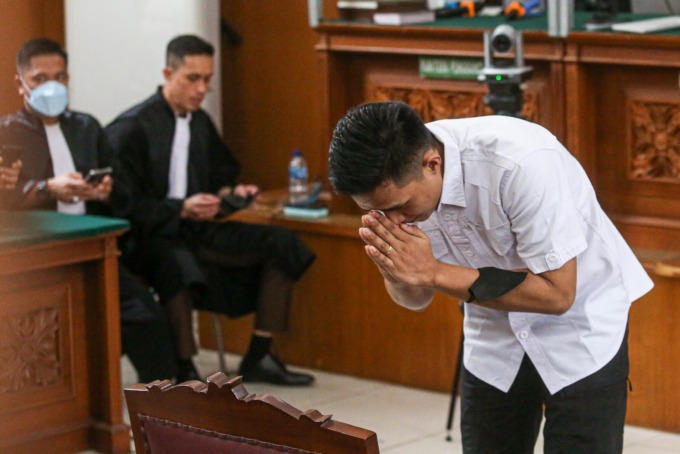 Terdakwa kasus pembunuhan berencana Brigadir Yosua Hutabarat, Richard Eliezer alias Bharada E bersiap mengikuti sidang putusan di Pengadilan Negeri Jakarta Selatan, Jakarta, Rabu (15/2/2023).Bharada Richard Eliezer Divonis 1 Tahun 6 Bulan Penjara.  Elieze