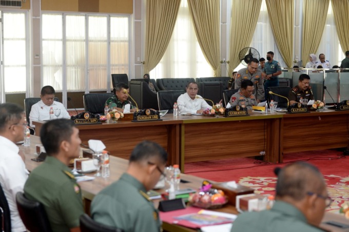 RAPAT: Gubsu Edy Rahmayadi bersama Kapolda Sumut dan Pangdam I/BB memimpin rapat persiapan F1H20 di rumah sinas Gubsu, Rabu (1/2). bagus/sumutpos.