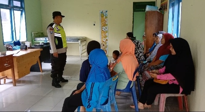 IMBAU: Personel Bhabinkamtibmas Polsek Sipispis melakukan imbauan kepada para ibu ibu untuk meningkatkan kewaspadaan secara dini. SOPIAN/SUMUT POS.