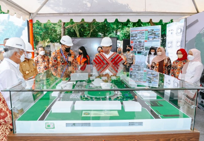 MAKET: Presiden Jokowi melihat maket Lapangan Merdeka. Nanti Lapangan Merdeka Medan berfasilitas bintang lima.