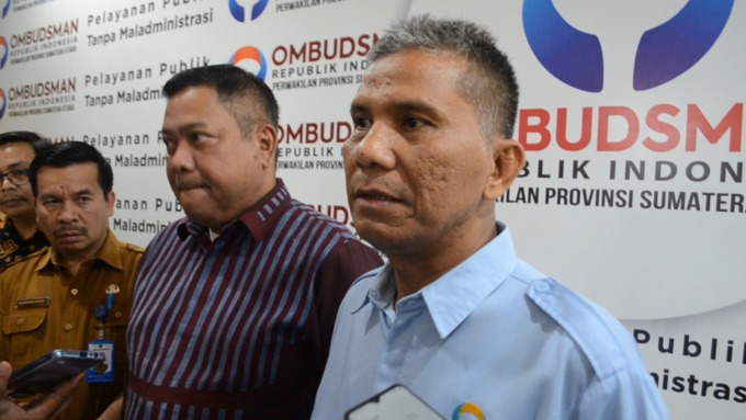 KETERANGAN: Kepala Ombudsman RI Perwakilan Sumut Abyadi Siregar memberikan keterangan terkait RSUD Sidikalang disampingi Bupati Dairi, Selasa (14/2).