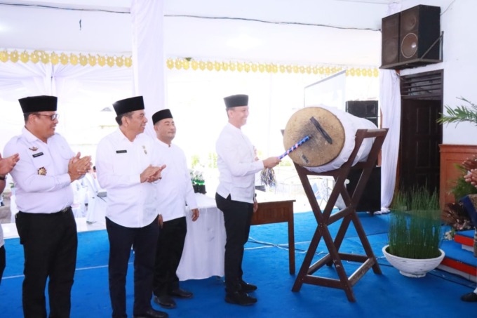 BUKA: Ketua LPTQ Binjai Kota, Sofyan Siregar memukul beduk sebagai tanda membuka pelaksanaan MTQ tingkat kecamatan.